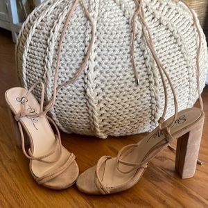 WOMEN’S TAN LACE-UP HEELS SIZE 7.5